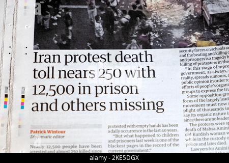 „Der Iran protestiert gegen die Todesrate, 12.500 sind im Gefängnis und andere werden vermisst“, titelt die Zeitung Guardian, Artikel 21. Oktober 250 2022, London, Großbritannien Stockfoto