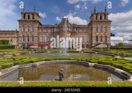 England, Oxfordshire, Woodstock, Blenheim Palace von den Wasserterrassen. Stockfoto