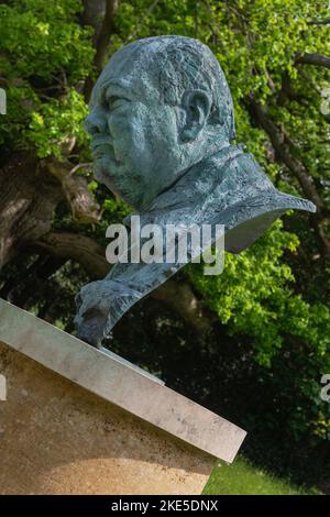 England, Oxfordshire, Woodstock, Blenheim Palace, Büste von Sir Winston Churchill von Oscar Nemon auf dem Gelände des Palastes. Stockfoto