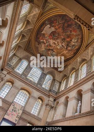 England, Oxfordshire, Woodstock, Blenheim Palace, The Great Hall mit einem Gemälde von 1716 von Sir James Thornhill, das den Herzog von Marlborough vor Britannia kniet und einen Plan der Schlacht von Blenheim darstellt. Stockfoto