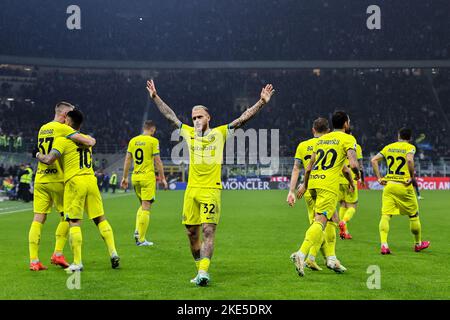 Federico Dimarco vom FC Internazionale (C) feiert im Giuseppe-Meazza-Stadion in Mailand ein Tor beim Fußballspiel der Serie A 2022/23 zwischen dem FC Internazionale und dem FC Bologna. Endergebnis: Inter 6 - 1 Bologna (Foto von Fabrizio Carabelli / SOPA Images/Sipa USA) Stockfoto