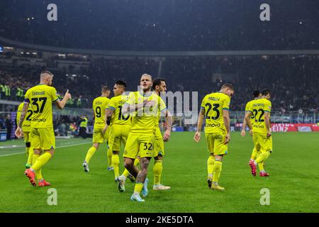 Federico Dimarco vom FC Internazionale (C) feiert im Giuseppe-Meazza-Stadion in Mailand ein Tor beim Fußballspiel der Serie A 2022/23 zwischen dem FC Internazionale und dem FC Bologna. Endergebnis: Inter 6 - 1 Bologna (Foto von Fabrizio Carabelli / SOPA Images/Sipa USA) Stockfoto