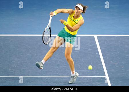 Die Australier Samantha Stosur in Aktion beim Doppelspiel am dritten Tag des Etappenschlags der Billie Jean King Cup Group zwischen Australien und Belgien in der Emirates Arena in Glasgow. Ausgabedatum: Donnerstag, 10. November 2022. Stockfoto