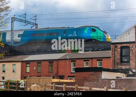 Avanti Pendolino Gelegenheit Klimazug fährt über das Viadukt in Runcorn an der West Coast Main Line. Der Hochgeschwindigkeitszug wurde in eine Uniq eingewickelt Stockfoto