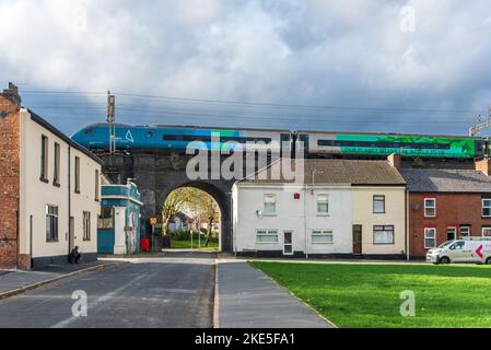 Avanti Pendolino Gelegenheit Klimazug fährt über das Viadukt in Runcorn an der West Coast Main Line. Der Hochgeschwindigkeitszug wurde in eine Uniq eingewickelt Stockfoto