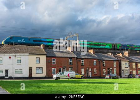 Avanti Pendolino Gelegenheit Klimazug fährt über das Viadukt in Runcorn an der West Coast Main Line. Der Hochgeschwindigkeitszug wurde in eine Uniq eingewickelt Stockfoto