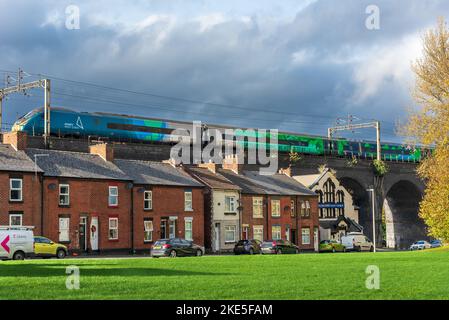 Avanti Pendolino Gelegenheit Klimazug fährt über das Viadukt in Runcorn an der West Coast Main Line. Der Hochgeschwindigkeitszug wurde in eine Uniq eingewickelt Stockfoto