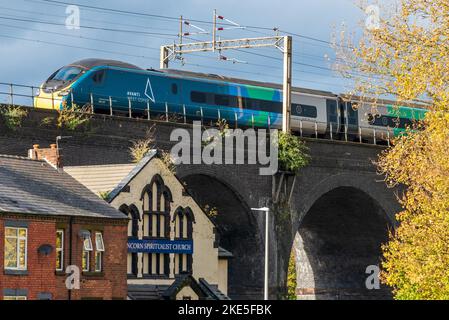 Avanti Pendolino Gelegenheit Klimazug fährt über das Viadukt in Runcorn an der West Coast Main Line. Der Hochgeschwindigkeitszug wurde in eine Uniq eingewickelt Stockfoto