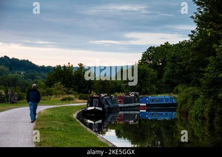 Schleppweg und schmale Boote auf dem Kennett und Avon Canal in Bath, England. Der Fluss Kennett und der Fluss Avon wurden durch den Kanal verbunden. Stockfoto