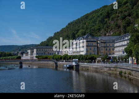 Bad Ems, Deutschland 24. Juli 2022, der Blick von der Bahnhofsbrücke auf die Lahn und das Kurhaus Bad Ems Stockfoto