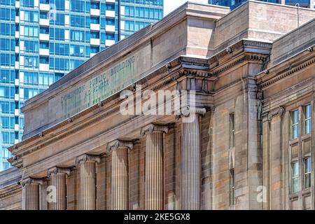 Das Dominion Public Building steht im Kontrast zu einem modernen Wolkenkratzer in der Innenstadt von Toronto, Kanada Stockfoto