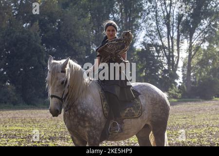Frau mit Pferd und Eurasischer Adlereule Stockfoto