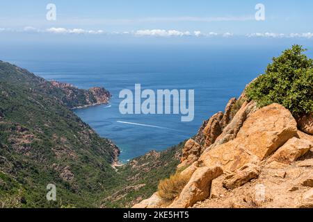 Wunderschöne Meereslandschaft mit den landschaftlich reizvollen Felsformationen, die als Calanques de Piana bekannt sind. Corse, Frankreich. Stockfoto