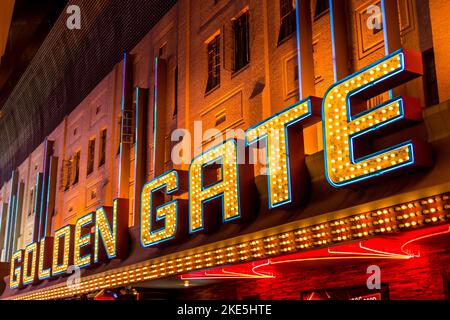 Nachts vor dem Golden Gate Hotel & Casino in der Fremont Street im Stadtzentrum von Las Vegas. Golden Gate ist das älteste Hotel und Casino in Sin City. Stockfoto