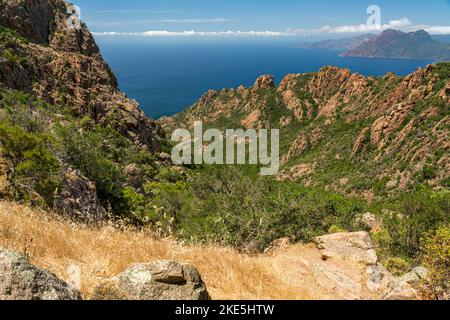 Wunderschöne Meereslandschaft mit den landschaftlich reizvollen Felsformationen, die als Calanques de Piana bekannt sind. Corse, Frankreich. Stockfoto