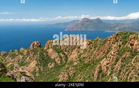 Wunderschöne Meereslandschaft mit den landschaftlich reizvollen Felsformationen, die als Calanques de Piana bekannt sind. Corse, Frankreich. Stockfoto