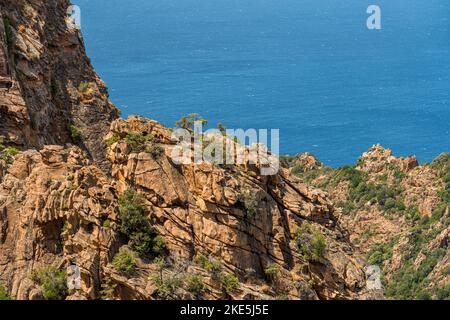 Wunderschöne Meereslandschaft mit den landschaftlich reizvollen Felsformationen, die als Calanques de Piana bekannt sind. Corse, Frankreich. Stockfoto