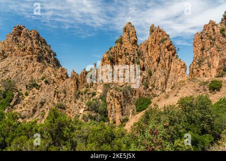 Wunderschöne Meereslandschaft mit den landschaftlich reizvollen Felsformationen, die als Calanques de Piana bekannt sind. Corse, Frankreich. Stockfoto