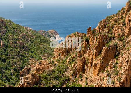 Wunderschöne Meereslandschaft mit den landschaftlich reizvollen Felsformationen, die als Calanques de Piana bekannt sind. Corse, Frankreich. Stockfoto