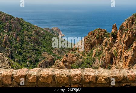 Wunderschöne Meereslandschaft mit den landschaftlich reizvollen Felsformationen, die als Calanques de Piana bekannt sind. Corse, Frankreich. Stockfoto