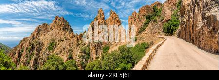 Wunderschöne Meereslandschaft mit den landschaftlich reizvollen Felsformationen, die als Calanques de Piana bekannt sind. Corse, Frankreich. Stockfoto