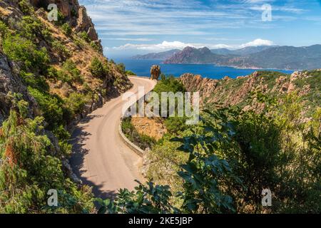 Wunderschöne Meereslandschaft mit den landschaftlich reizvollen Felsformationen, die als Calanques de Piana bekannt sind. Corse, Frankreich. Stockfoto