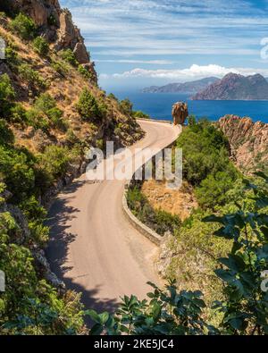 Wunderschöne Meereslandschaft mit den landschaftlich reizvollen Felsformationen, die als Calanques de Piana bekannt sind. Corse, Frankreich. Stockfoto