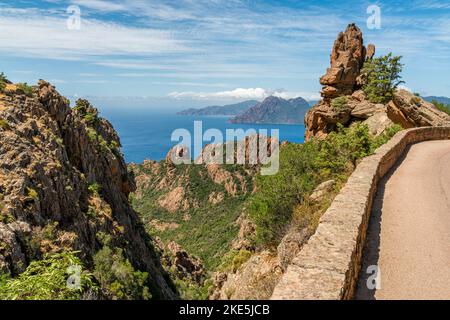 Wunderschöne Meereslandschaft mit den landschaftlich reizvollen Felsformationen, die als Calanques de Piana bekannt sind. Corse, Frankreich. Stockfoto