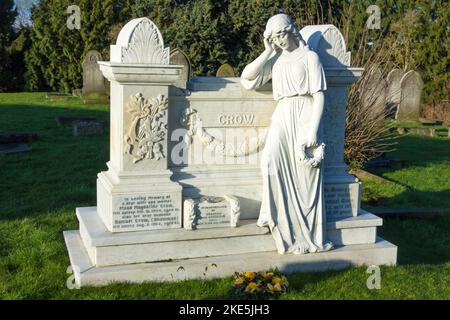 Eine aufwendige Marmor Grabstein für die Krähe Familie einschließlich der bekannten lokalen Showman Stanley Crow in Northallerton Friedhof Stockfoto