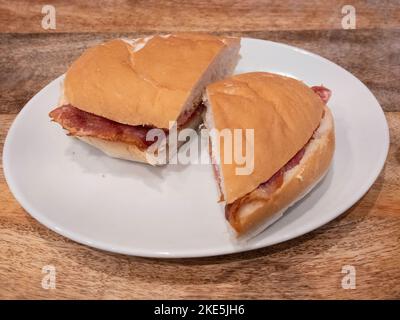Mittagssnack in einem Yorksiew Café, gegrillter Speck in einem weichen weißen Rolle Stockfoto