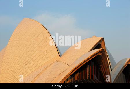 Sydney, New South Wales, Australien: Detail des Daches des Sydney Opera House mit Keramikfliesen. Opernhaus in Sydney. Stockfoto