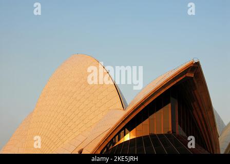 Sydney, New South Wales, Australien: Detail des Daches des Sydney Opera House mit Keramikfliesen. Opernhaus in Sydney. Stockfoto