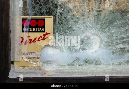 Securitas-Schild auf dem Glas eines Schaufensters. Securitas ab ist eine Sicherheitsdienstleistungsgruppe (Sicherheitsschutz und mobile Patrouillen), Überwachungs-, Beratungs- und Ermittlungsgruppe mit Sitz in Stockholm, Schweden. Stockfoto