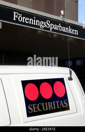 Securitas transportiert das Fahrzeug vor einer Bank. Securitas ab ist eine Sicherheitsdienstleistungsgruppe (Sicherheitsschutz und mobile Patrouillen), Überwachungs-, Beratungs- und Ermittlungsgruppe mit Sitz in Stockholm, Schweden. Stockfoto