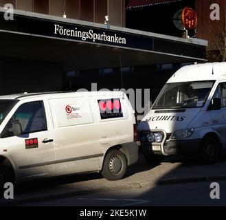 Securitas transportiert das Fahrzeug vor einer Bank. Securitas ab ist eine Sicherheitsdienstleistungsgruppe (Sicherheitsschutz und mobile Patrouillen), Überwachungs-, Beratungs- und Ermittlungsgruppe mit Sitz in Stockholm, Schweden. Stockfoto