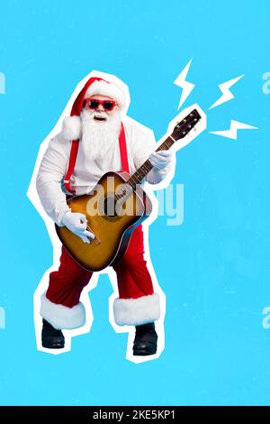 Kreative Foto 3D Collage Kunstwerk Poster Postkarte Bild von lustigen Mann weihnachtsmann Kostüm spielen Gitarre isoliert auf Malerei Hintergrund Stockfoto