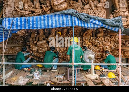 Schnitzer handgeschnitzte Holzstücke und Wartungsarbeiten für das Heiligtum der Wahrheit in Pattaya, Thailand. Stockfoto