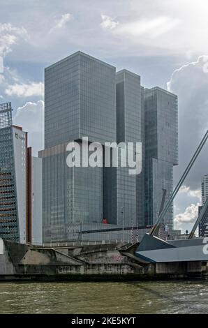 Rotterdam, Niederlande, 29. September 2022: Blick vom Noordereiland-Viertel auf das De Rotterdam-Gebäude, das größte Gebäude in den Niederlanden Stockfoto