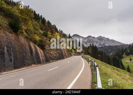 Bergstraße in den Schweizer Alpen mit Panoramablick auf das Alpsteinmassiv im Herbst, Kanton St. Gallen, Schweiz Stockfoto