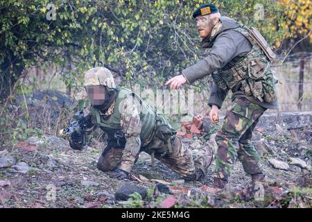 EDITORS NOTE IMAGE PIXELATED AT SOURCE Ein ukrainischer Soldat nimmt unter Aufsicht eines niederländischen Soldaten an der Militärübung Teil (rechts) während eines Besuchs von Verteidigungsministern der Länder der Gemeinsamen Expeditionary Force, um Soldaten der Streitkräfte der Ukraine an der von Großbritannien geführten Grundausbildung teilzunehmen Programm auf einem militärischen Trainingslager im Nordosten Englands. Bilddatum: Mittwoch, 9. November 2022. Stockfoto