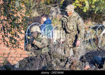 EDITORS NOTE IMAGE PIXELATED AT SOURCE Ein ukrainischer Soldat nimmt unter Aufsicht eines Soldaten aus den Niederlanden an der Militärübung Teil (rechts) während eines Besuchs von Verteidigungsministern der Joint Expeditionary Force Nations, um Soldaten der Streitkräfte der Ukraine an der von Großbritannien geführten BASIC teilzunehmen Trainingsprogramm auf einem militärischen Trainingslager im Nordosten Englands. Bilddatum: Mittwoch, 9. November 2022. Stockfoto