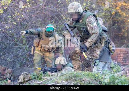 EDITORS NOTE IMAGE PIXELATED AT SOURCE Ein ukrainischer Soldat nimmt an der Militärübung Teil während eines Besuchs von Verteidigungsministern der Joint Expeditionary Force Nations, um Soldaten der Streitkräfte der Ukraine zu sehen, die an dem vom Vereinigten Königreich geführten Grundtrainingsprogramm für ein militärisches Trainingslager in teilnehmen Der Nordosten Englands. Bilddatum: Mittwoch, 9. November 2022. Stockfoto