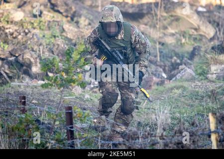 EDITORS NOTE IMAGE PIXELATED AT SOURCE Ein ukrainischer Soldat nimmt an einer Militärübung Teil während eines Besuchs von Verteidigungsministern der Joint Expeditionary Force Nations, um Soldaten der Streitkräfte der Ukraine zu sehen, die an dem von Großbritannien geführten Grundtrainingsprogramm für ein militärisches Trainingslager in teilnehmen Der Nordosten Englands. Bilddatum: Mittwoch, 9. November 2022. Stockfoto