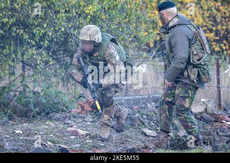 EDITORS NOTE IMAGE PIXELATED AT SOURCE Ein ukrainischer Soldat nimmt an einer Militärübung unter Aufsicht eines niederländischen Soldaten Teil (rechts) während eines Besuchs von Verteidigungsministern der Joint Expeditionary Force Nations, um Soldaten der Streitkräfte der Ukraine zu sehen, die an der von Großbritannien geführten Grundausbildung teilnehmen Programm auf einem militärischen Trainingslager im Nordosten Englands. Bilddatum: Mittwoch, 9. November 2022. Stockfoto