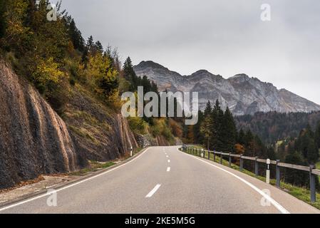 Bergstraße in den Schweizer Alpen mit Panoramablick auf das Alpsteinmassiv im Herbst, Kanton St. Gallen, Schweiz Stockfoto