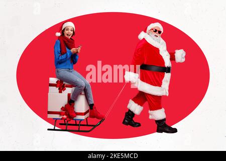 Kreative Foto 3D Collage Kunstwerk Postkarte von funky santa liefern Schlitten Stapel geschenkboxen isoliert auf Malerei Hintergrund Stockfoto