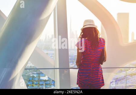 Dubai, VAE - 14.. oktober 2022: kaukasischer Tourist im berühmten Frame Wahrzeichen Genießen Sie das Panorama der Skyline der Stadt. Besuchen Sie die Urlaubsziele der VAE in D Stockfoto