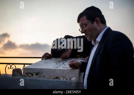 Jerusalem, Israel. 10.. November 2022. Ultraorthodoxe rechte Aktivisten nehmen an einer Gedenkfeier für den verstorbenen umstrittenen Rabbiner Meir Kahane Teil. Meir Kahane war ein israelisch-amerikanischer Rabbiner, der am 05. November 1990 im New York Marriott East Side Hotel in Manhattan vom in Ägypten geborenen Amerikaner El Sayyid Nosair ermordet wurde. Quelle: Ilia Yefimovich/dpa/Alamy Live News Stockfoto