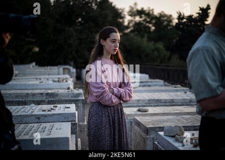 Jerusalem, Israel. 10.. November 2022. Ein Mädchen der ultraorthodoxen jüdischen Gemeinde nimmt an einem Gedenkgottesdienst für den verstorbenen umstrittenen Rabbiner Meir Kahane Teil. Meir Kahane war ein israelisch-amerikanischer Rabbiner, der am 05. November 1990 im New York Marriott East Side Hotel in Manhattan vom in Ägypten geborenen Amerikaner El Sayyid Nosair ermordet wurde. Quelle: Ilia Yefimovich/dpa/Alamy Live News Stockfoto