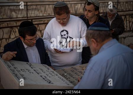 Jerusalem, Israel. 10.. November 2022. Ultraorthodoxe rechte Aktivisten nehmen an einer Gedenkfeier für den verstorbenen umstrittenen Rabbiner Meir Kahane Teil. Meir Kahane war ein israelisch-amerikanischer Rabbiner, der am 05. November 1990 im New York Marriott East Side Hotel in Manhattan vom in Ägypten geborenen Amerikaner El Sayyid Nosair ermordet wurde. Quelle: Ilia Yefimovich/dpa/Alamy Live News Stockfoto